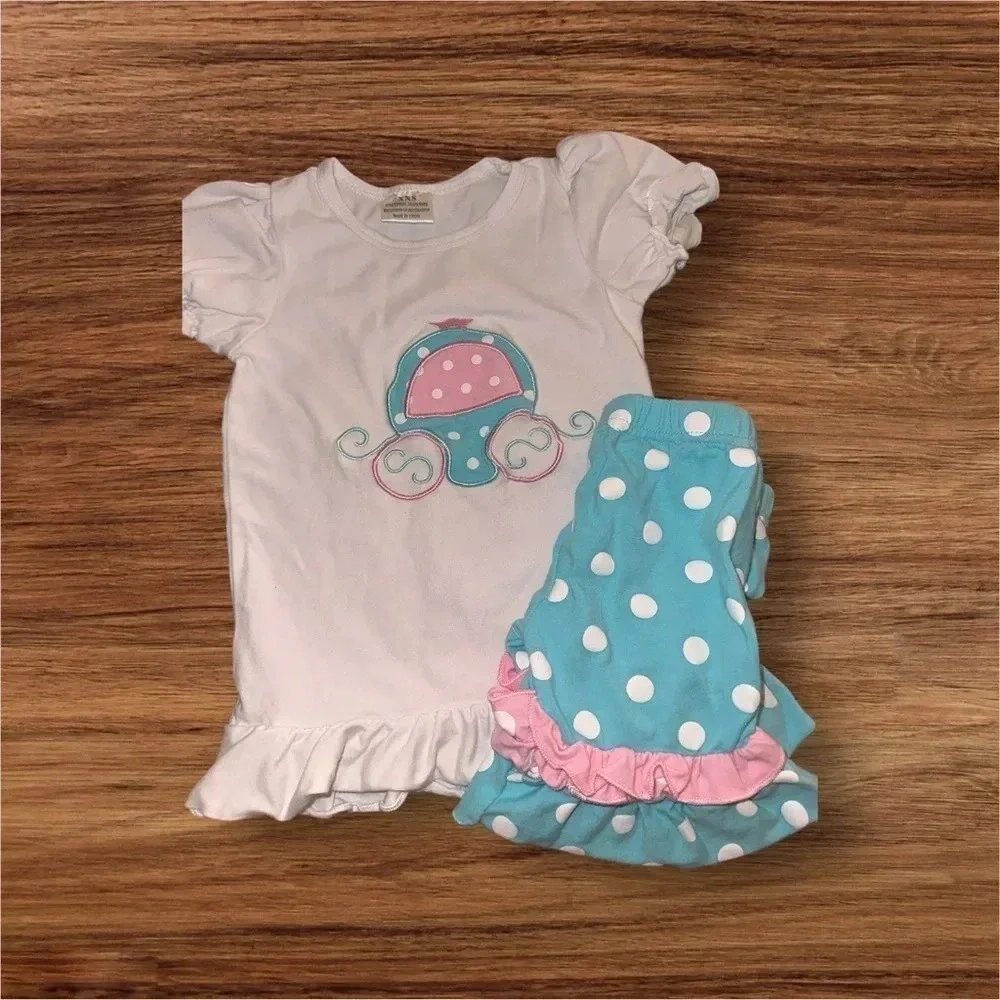 Embroidered Princess Carriage shirt with polka dot shorts. XXS (12m)